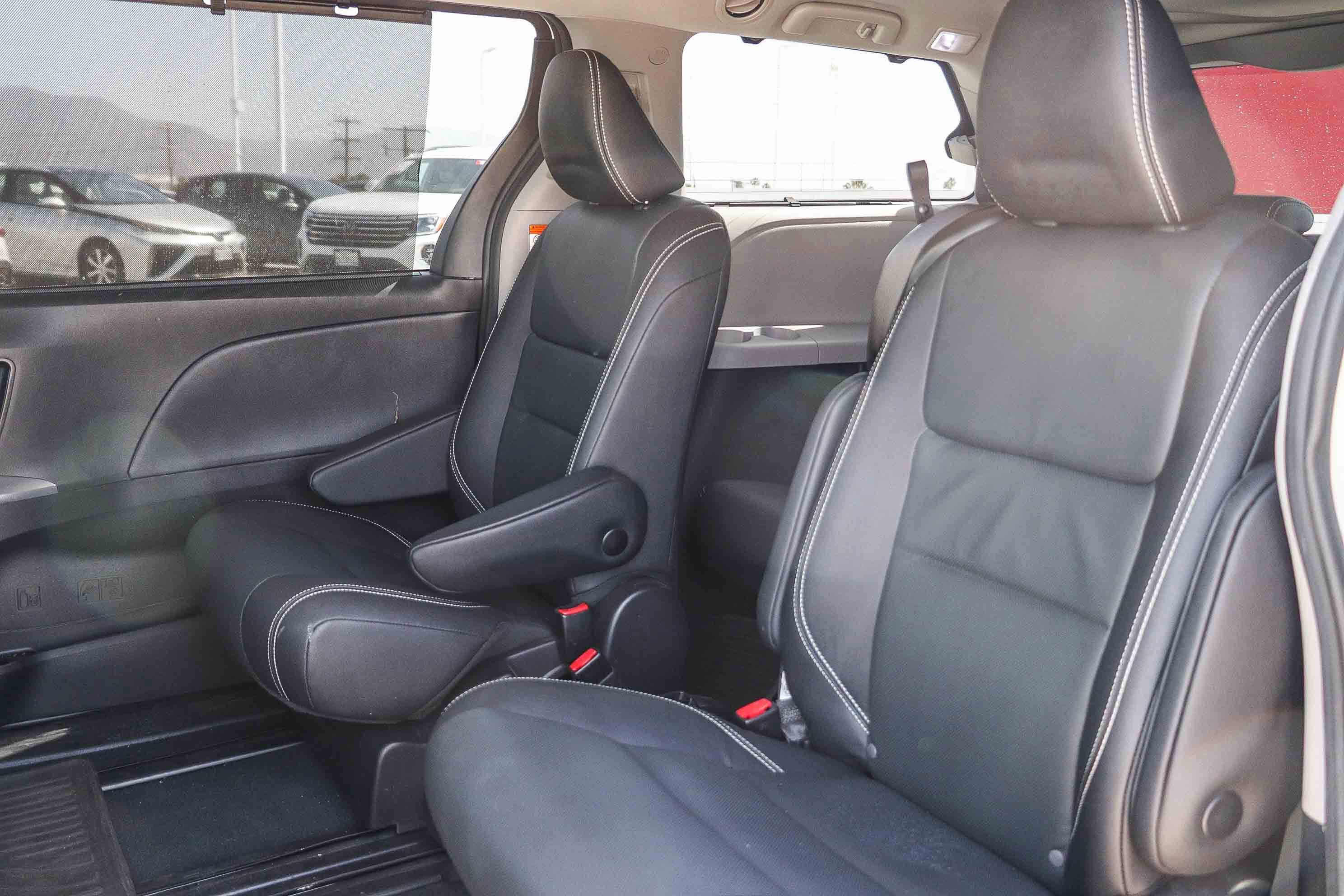 Certified 2020 Toyota Sienna SE w/ Nightshade Edition image 17