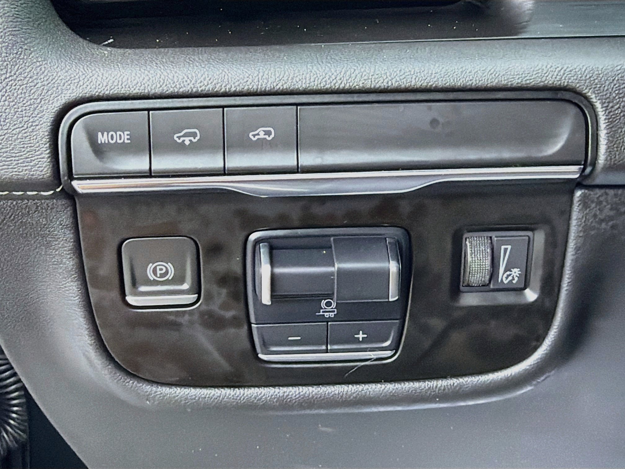 Used 2023 Cadillac Escalade Sport w/ Touring Package RWD image 37