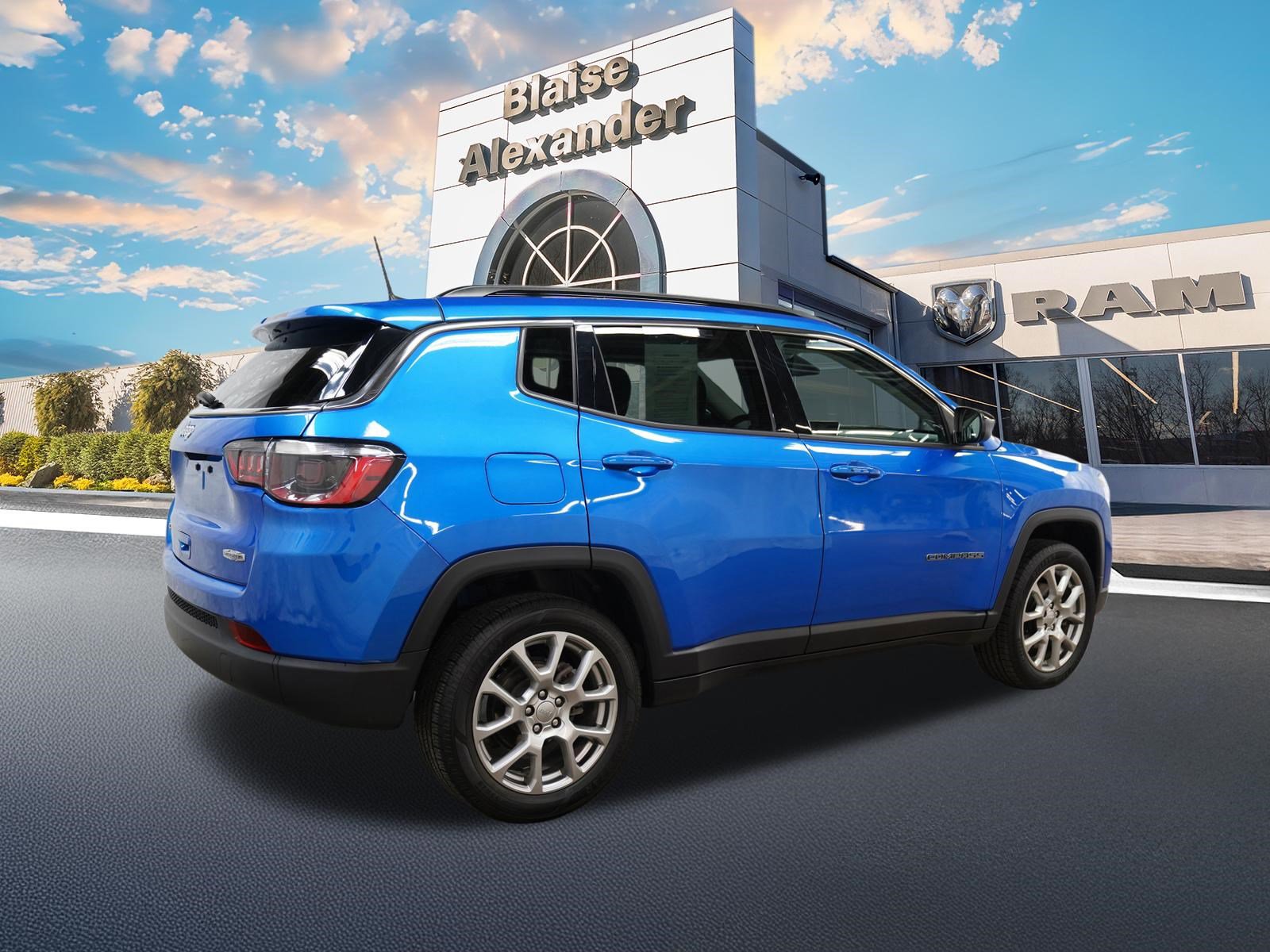 Used 2022 Jeep Compass Latitude w/ Sun and Sound Group AWD/4WD image 3