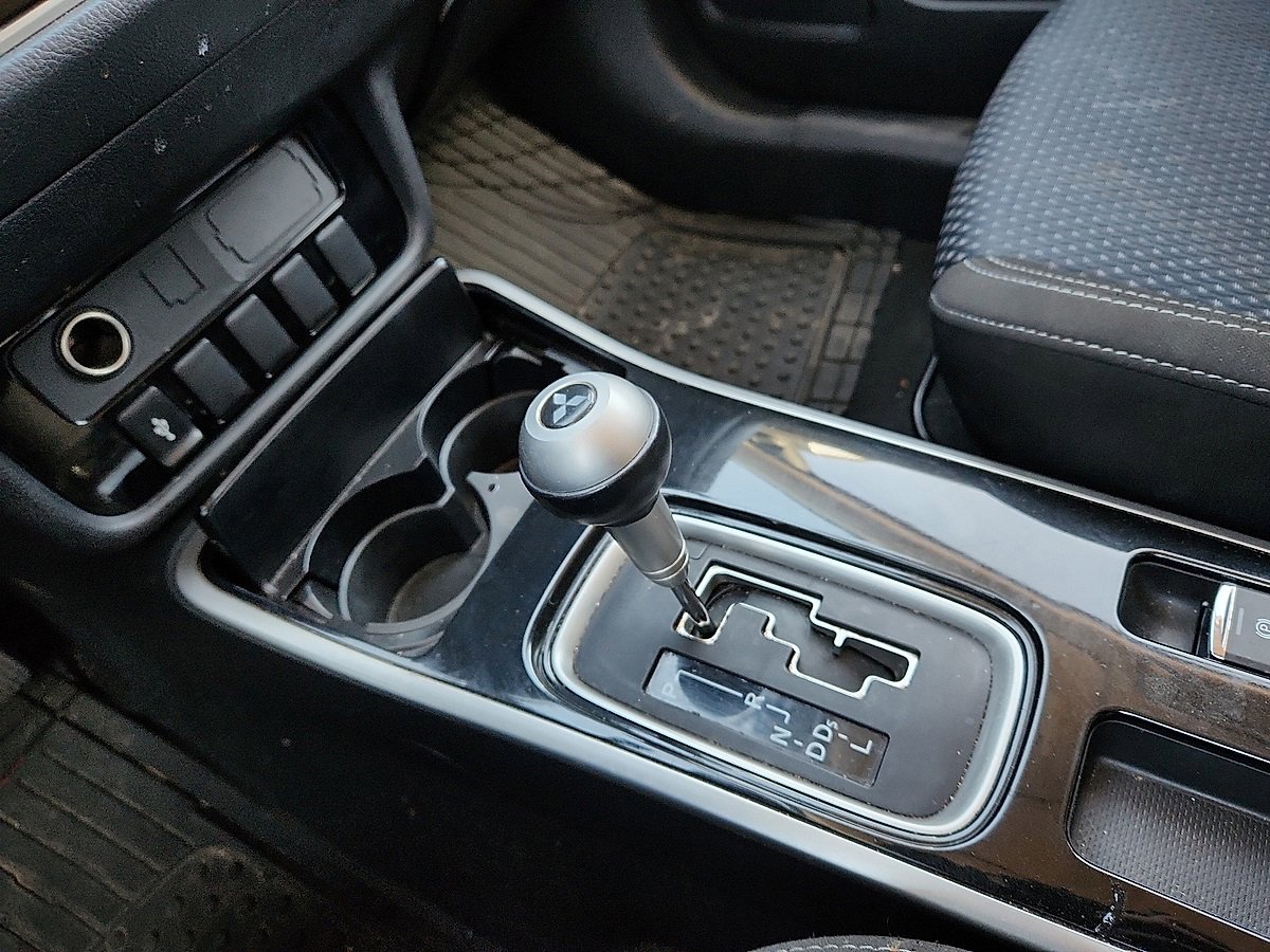 Used 2019 Mitsubishi Outlander ES image 12