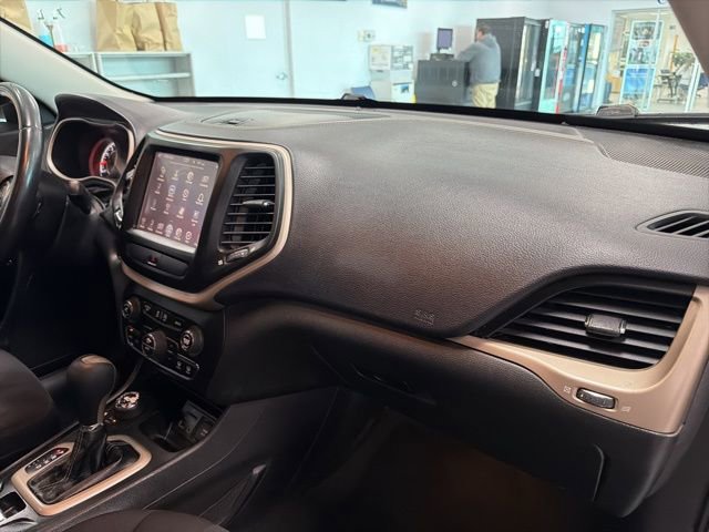 Used 2015 Jeep Cherokee Latitude w/ Comfort/Convenience Group image 31