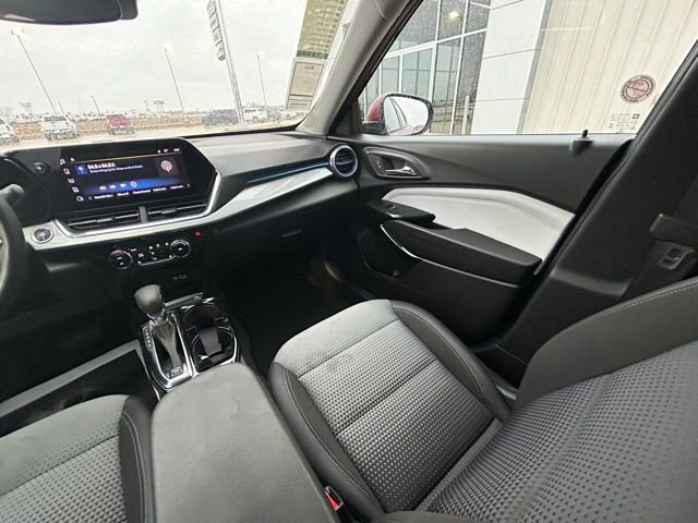 Used 2025 Chevrolet Trax LT w/ LT Convenience Package image 21