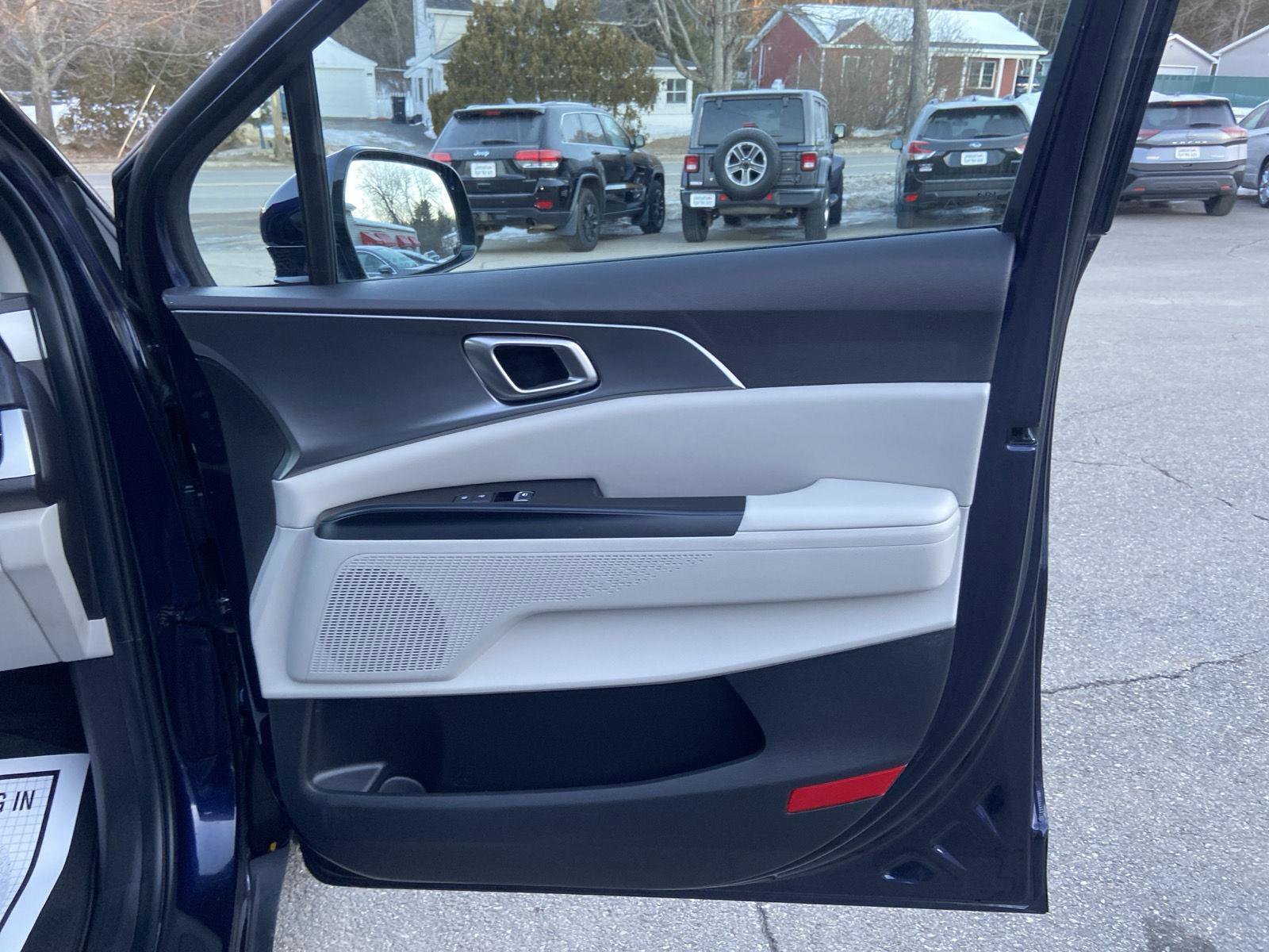 Used 2024 Kia Carnival LX image 31