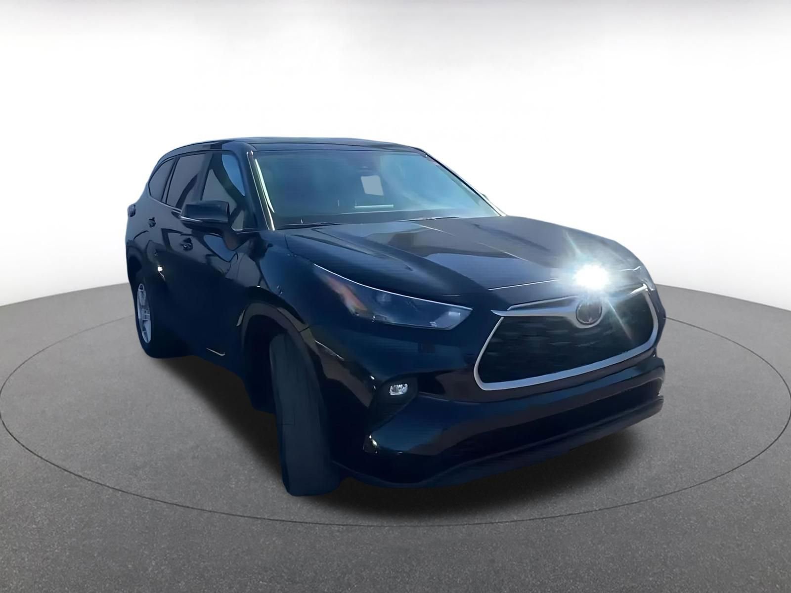 Used 2025 Toyota Highlander LE image 3