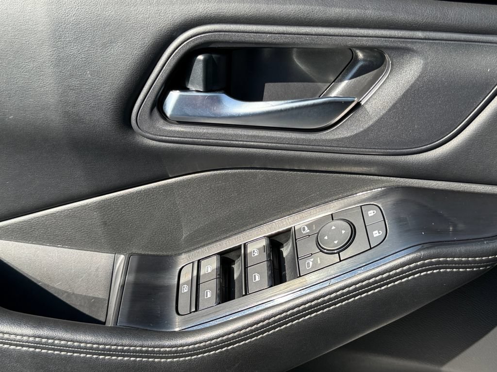 Used 2024 Nissan Rogue SV AWD/4WD image 11