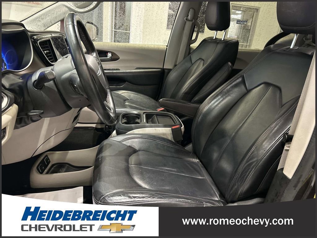 Used 2017 Chrysler Pacifica Touring-L image 14