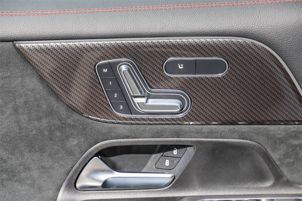 Used 2024 Mercedes-Benz GLB 250 4MATIC image 25