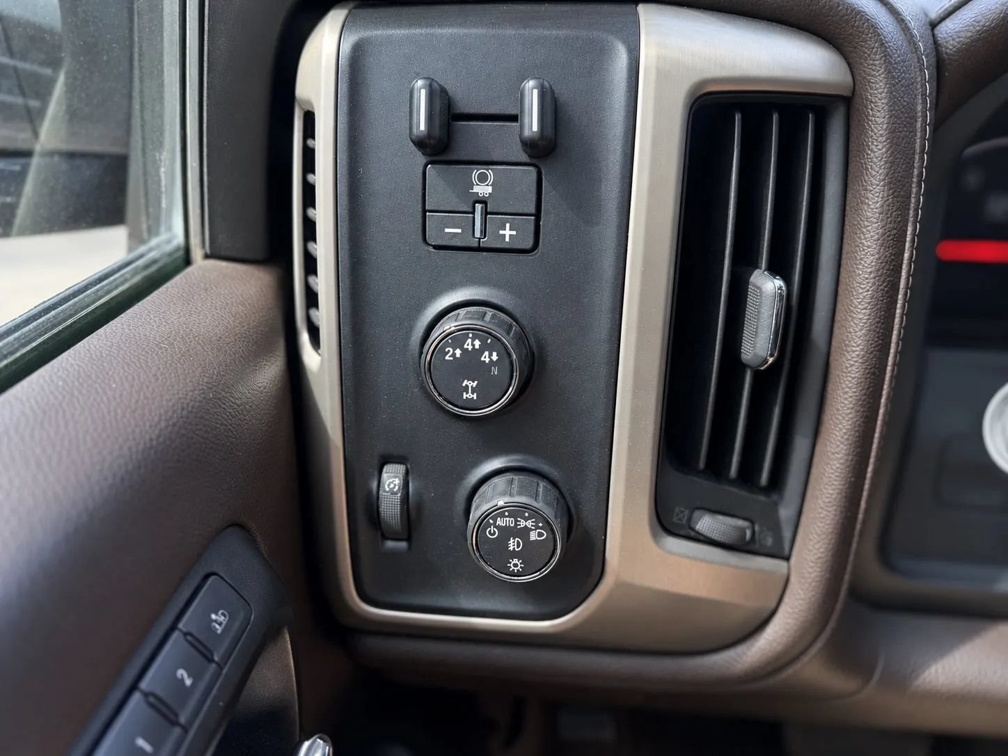 Used 2016 GMC Sierra 2500 Denali w/ Duramax Plus Package AWD/4WD image 16