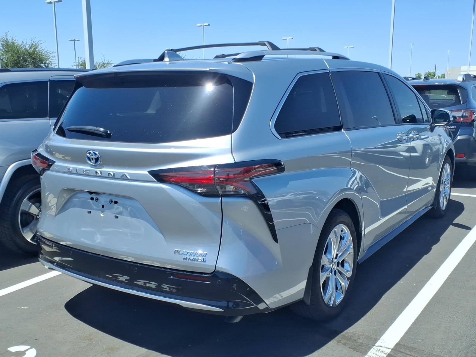 Used 2023 Toyota Sienna Platinum FWD image 3