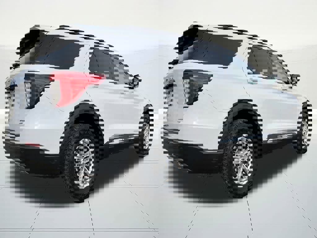 Used 2023 Ford Explorer XLT w/ Equipment Group 202A image 5