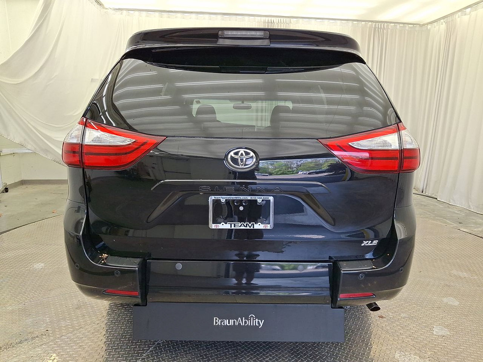 Used 2015 Toyota Sienna XLE w/ XLE Navigation Package FWD image 23