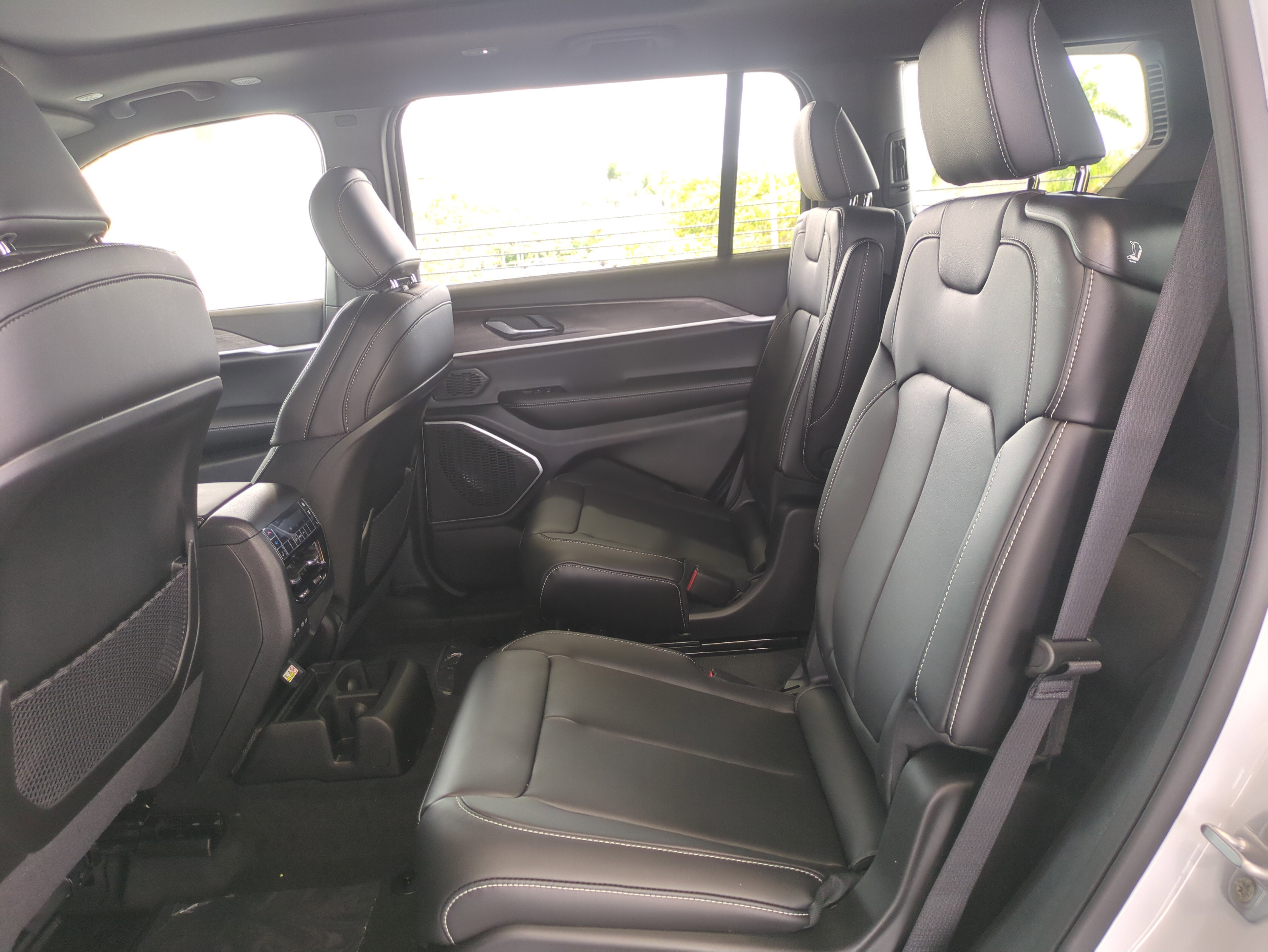 New 2026 Jeep Grand Cherokee L Limited w/ Limited Altitude Package AWD/4WD image 15