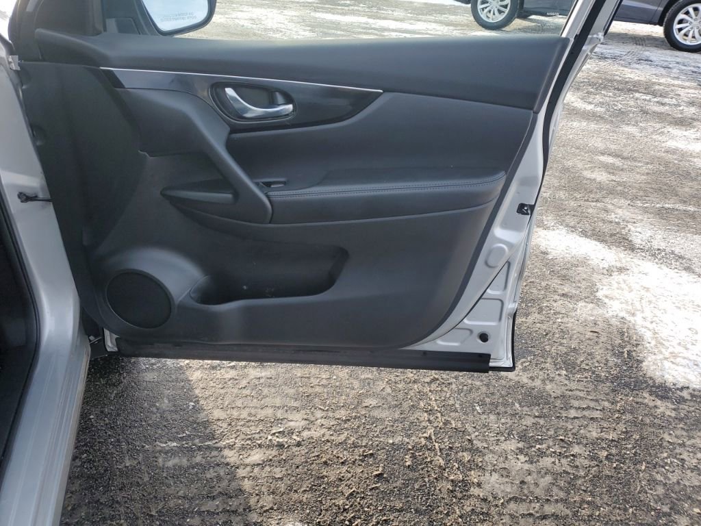 Used 2017 Nissan Rogue Sport SL w/ SL Premium Package image 32