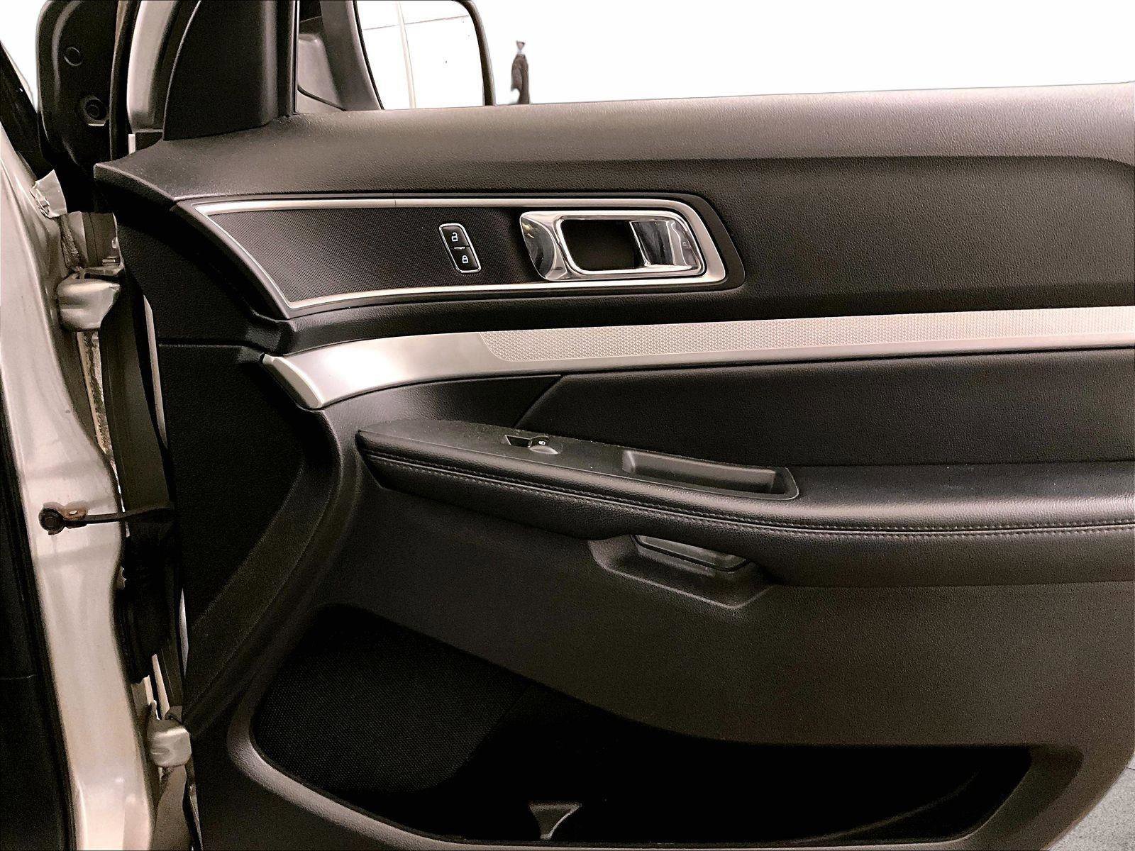 Used 2017 Ford Explorer XLT w/ Equipment Group 202A AWD/4WD image 24