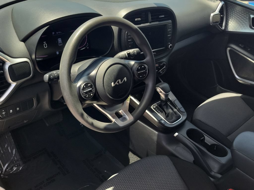 Used 2024 Kia Soul LX w/ Option Group 015 FWD image 17