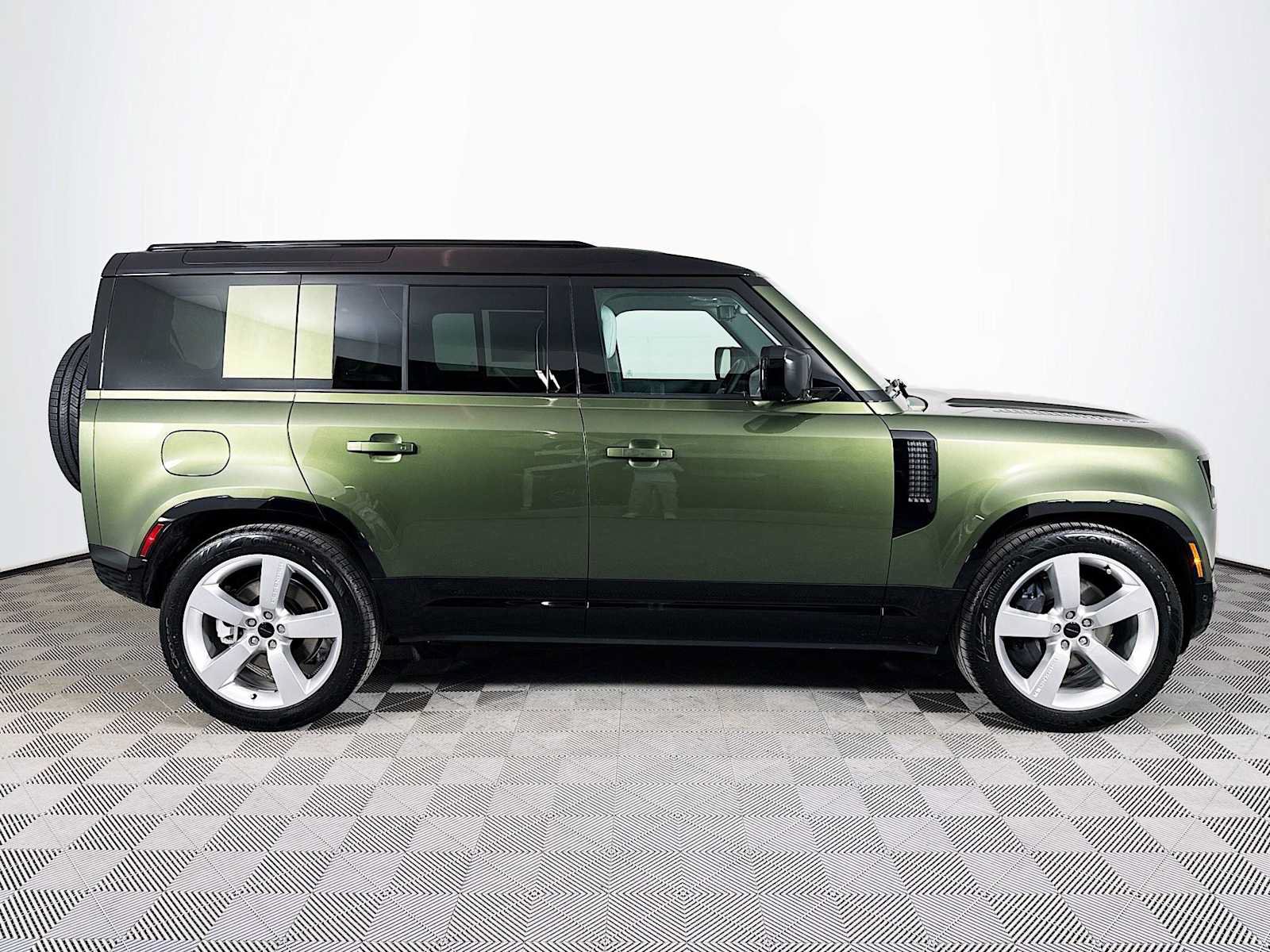New 2026 Land Rover Defender 110 X-Dynamic SE AWD/4WD image 4