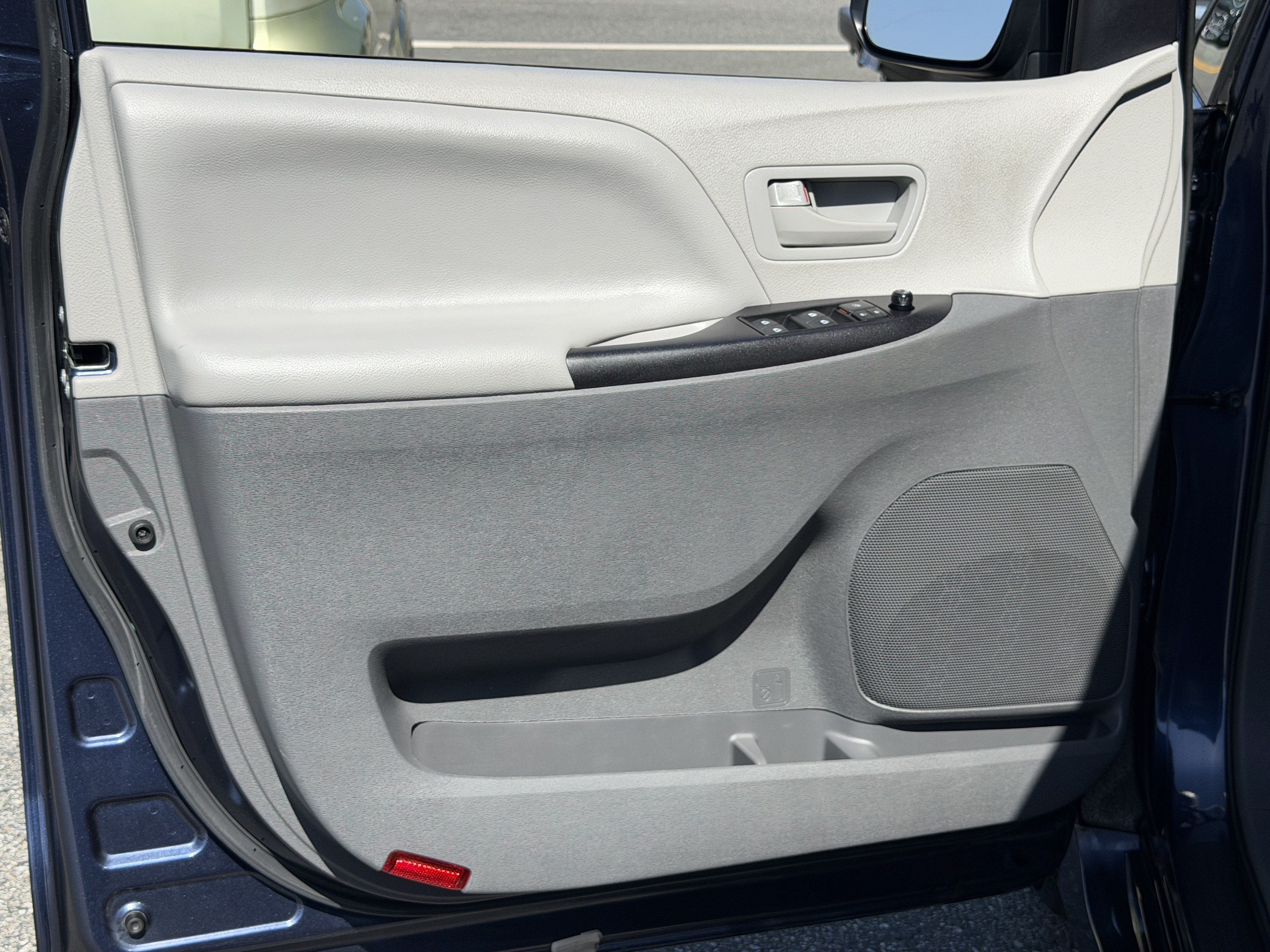 Used 2019 Toyota Sienna L FWD image 13