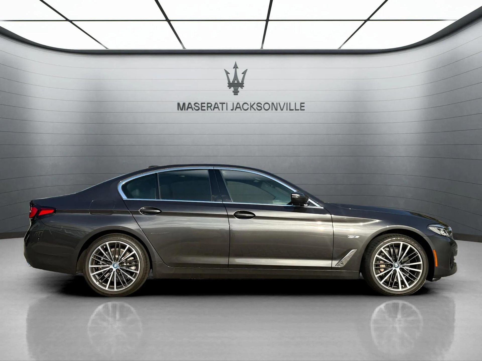 Used 2023 BMW 530e xDrive w/ Premium Package AWD/4WD image 5