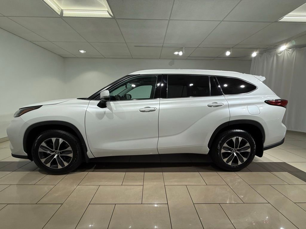 Used 2022 Toyota Highlander XLE image 2