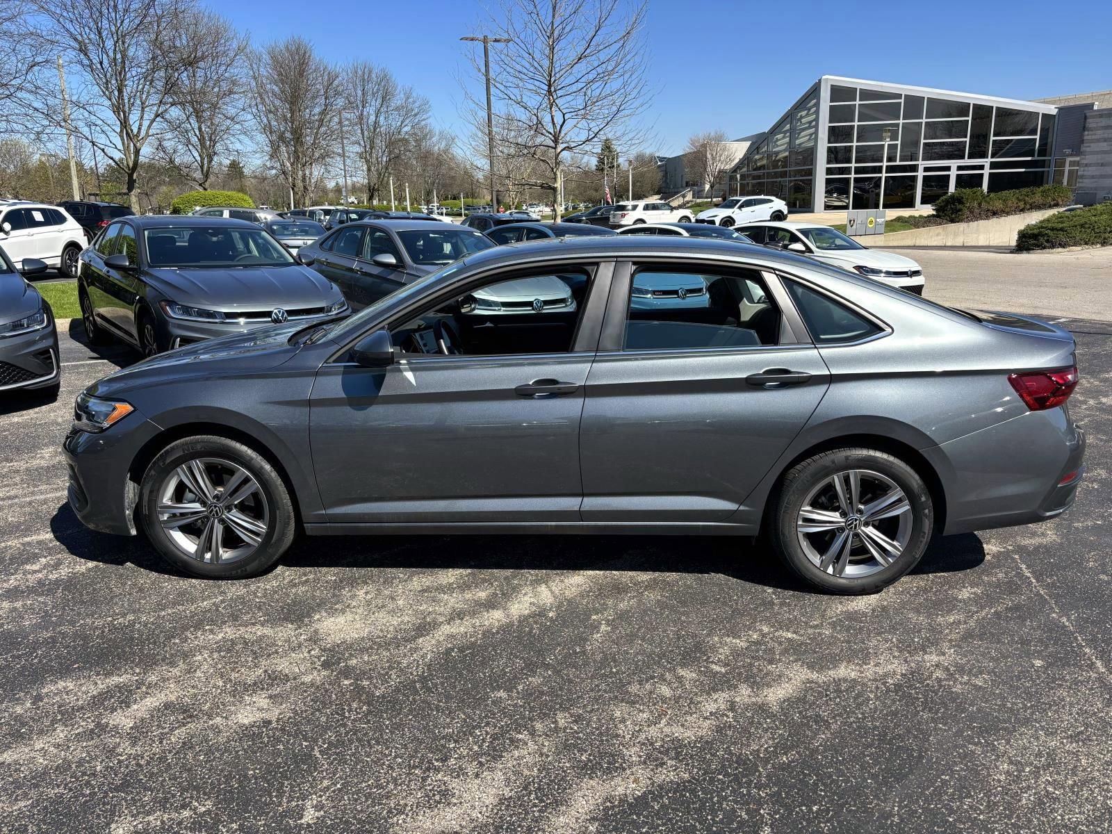 Used 2024 Volkswagen Jetta SE image 8