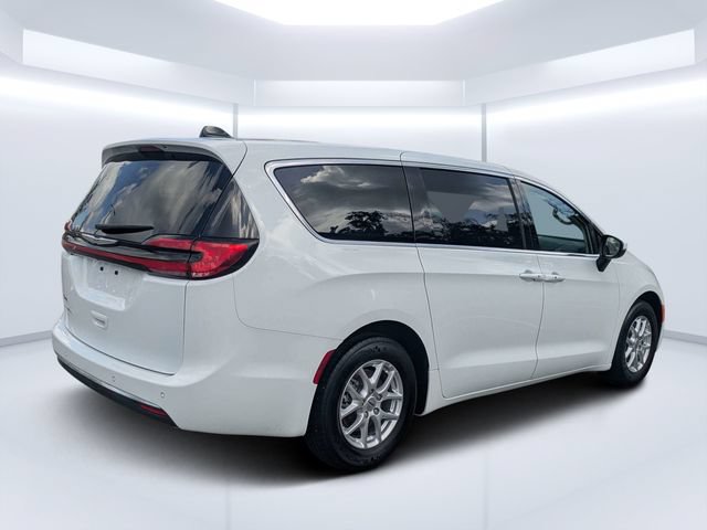 Used 2023 Chrysler Pacifica Touring-L FWD image 3