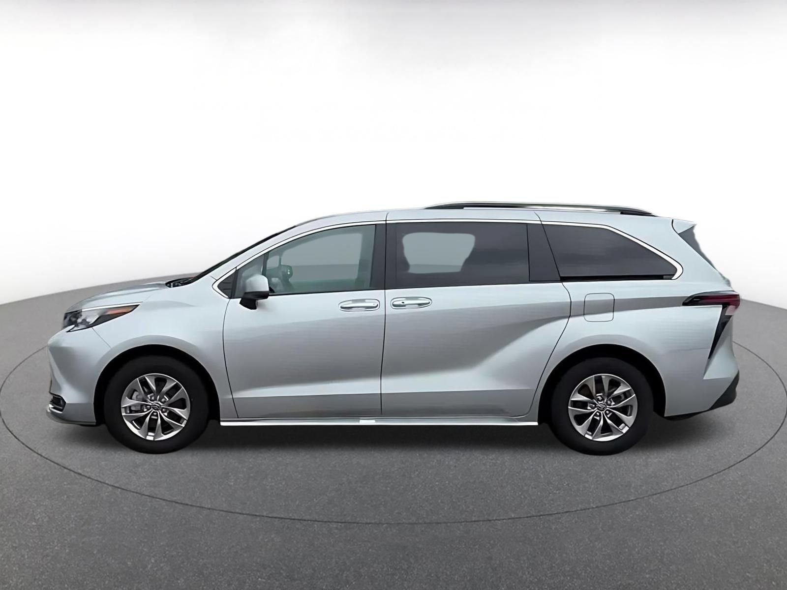 Used 2025 Toyota Sienna XLE FWD image 8