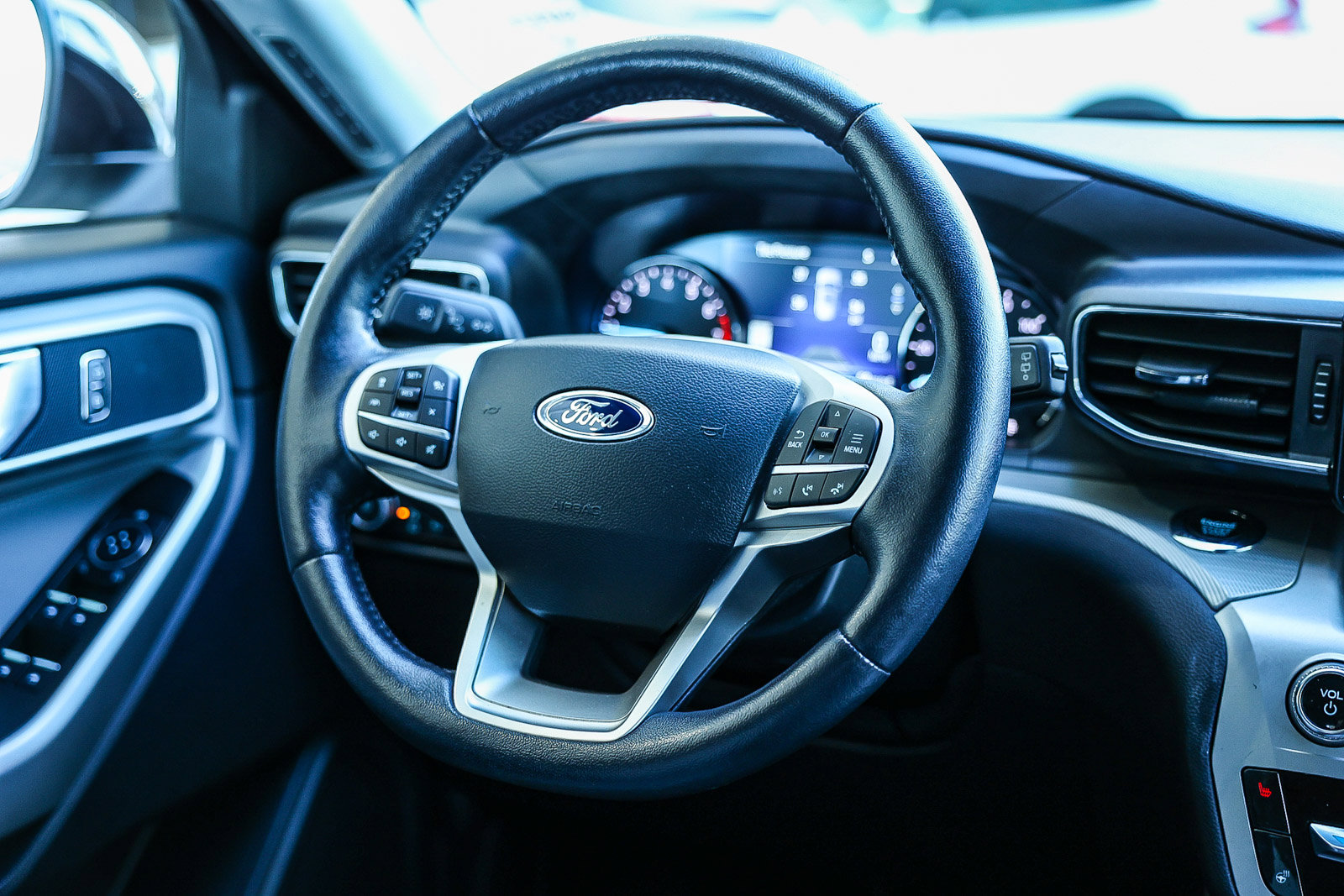 Used 2022 Ford Explorer XLT w/ Equipment Group 202A image 22