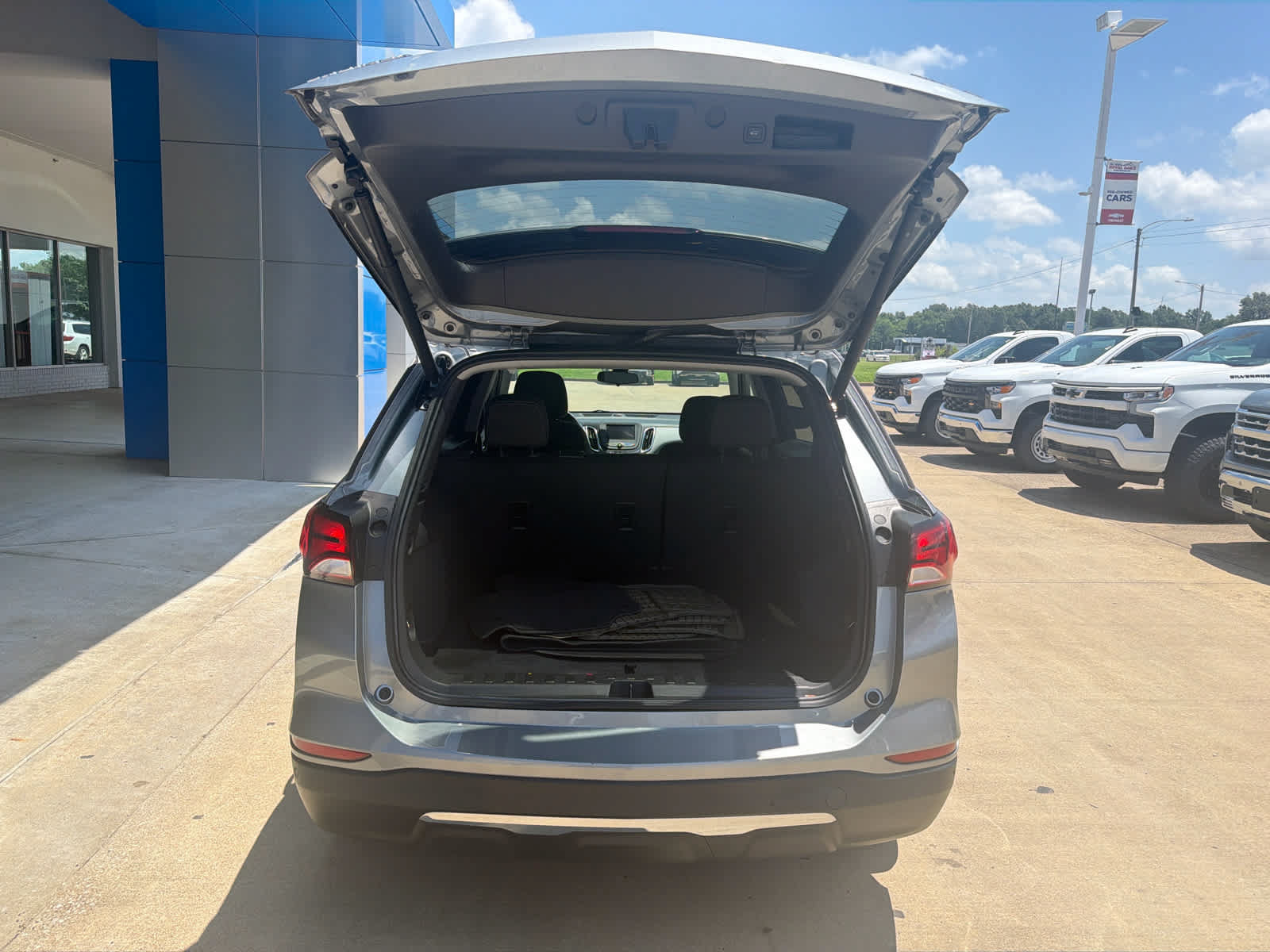 Used 2023 Chevrolet Equinox LT w/ Driver Convenience Package AWD/4WD image 6