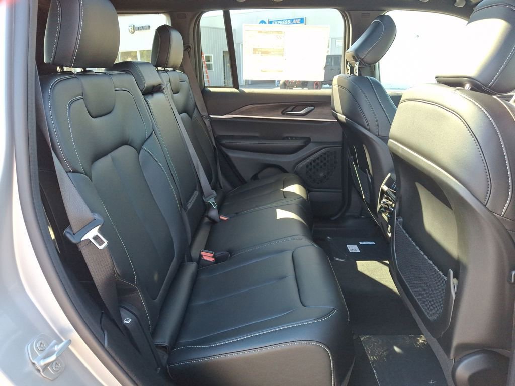 New 2025 Jeep Grand Cherokee Limited w/ Black Appearance Package image 13
