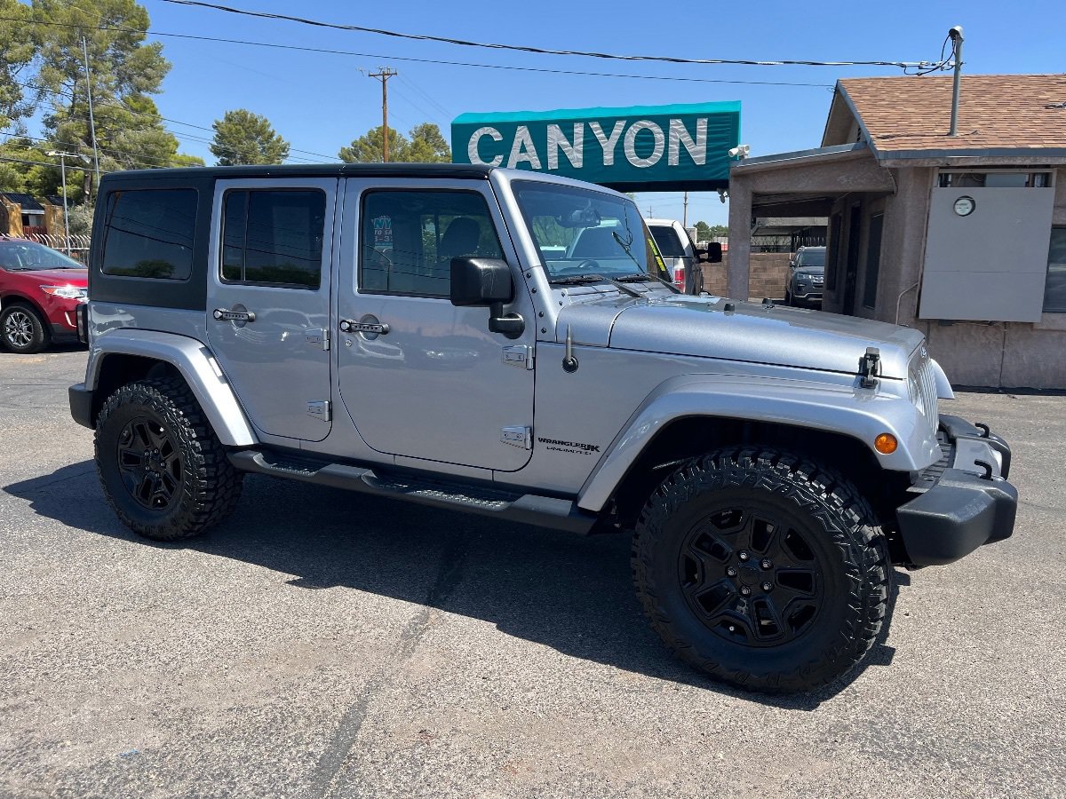 Used 2018 Jeep Wrangler Unlimited Sahara w/ Connectivity Group AWD/4WD image 2
