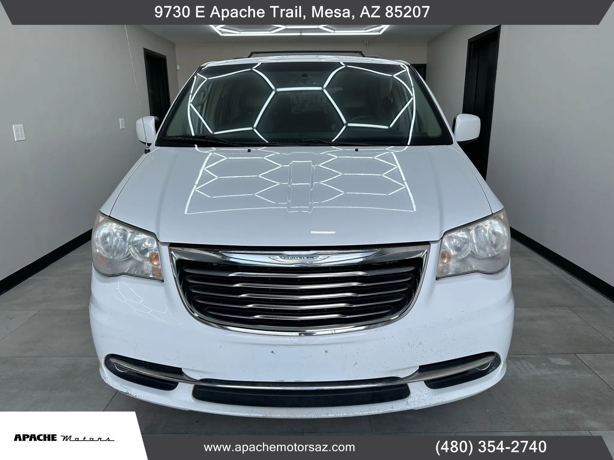 Used 2014 Chrysler Town & Country Touring image 3