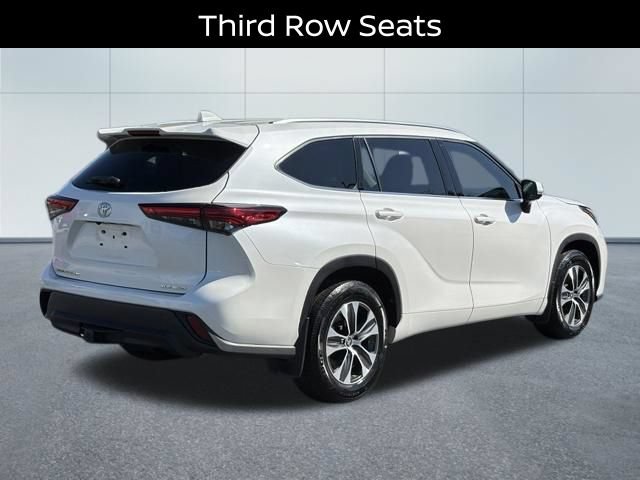 Used 2021 Toyota Highlander XLE AWD/4WD image 3