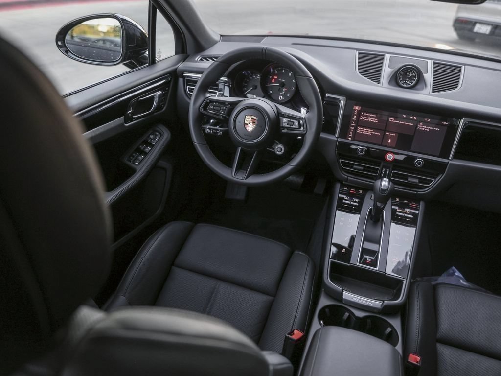 Certified 2026 Porsche Macan AWD/4WD image 36