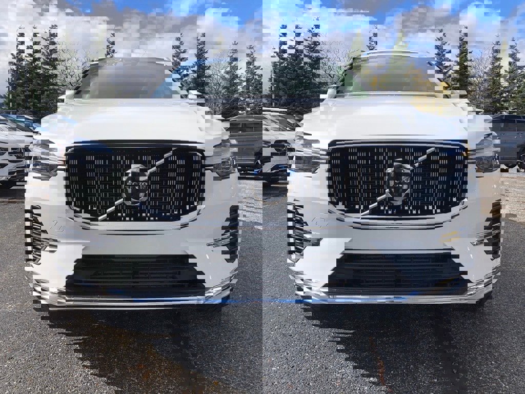 Used 2023 Volvo XC60 T8 Plus image 2