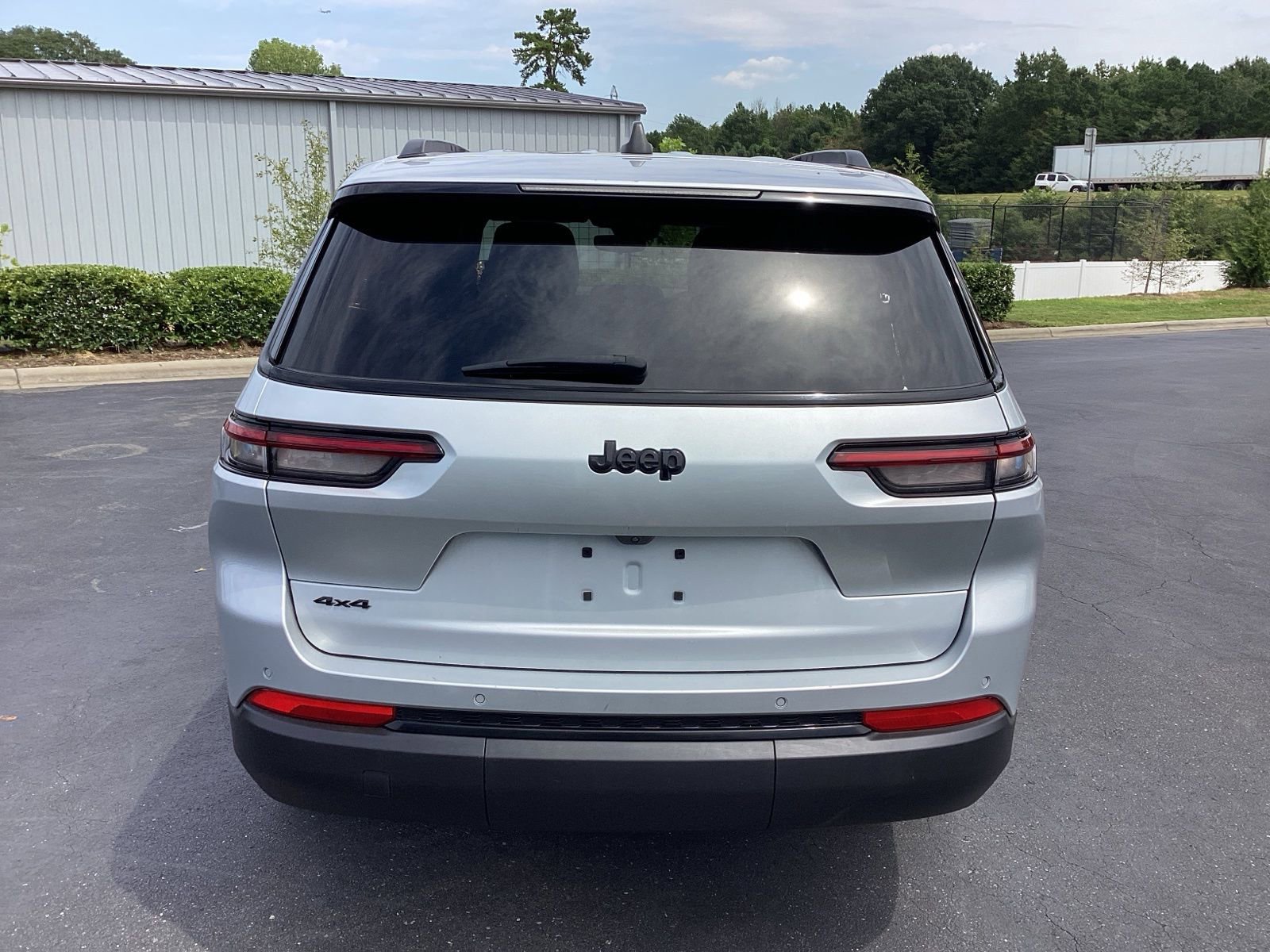 Used 2024 Jeep Grand Cherokee L Laredo image 3