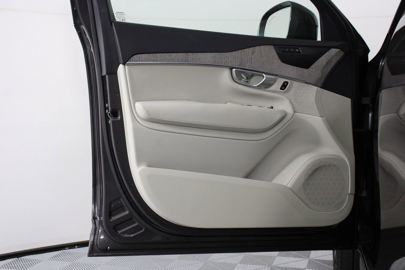 Certified 2024 Volvo XC90 T8 Plus w/ Protection Package Premier image 17