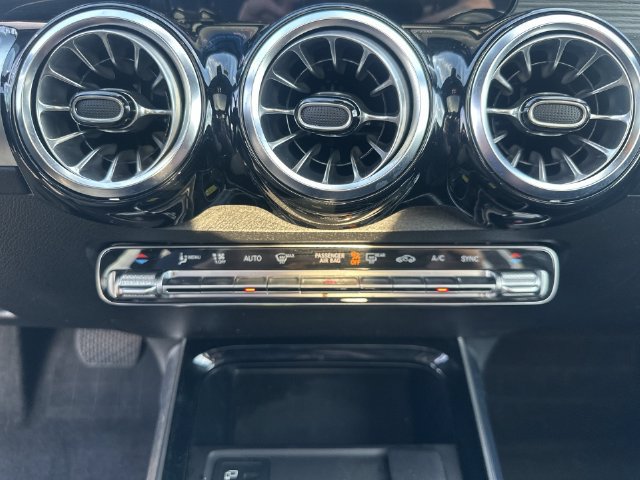 Used 2023 Mercedes-Benz GLB 250 4MATIC w/ Premium Package image 25