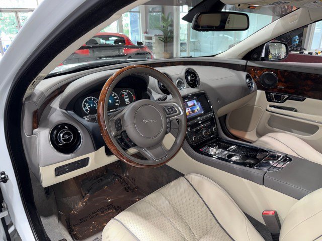 Used 2016 Jaguar XJ R-Sport RWD image 46