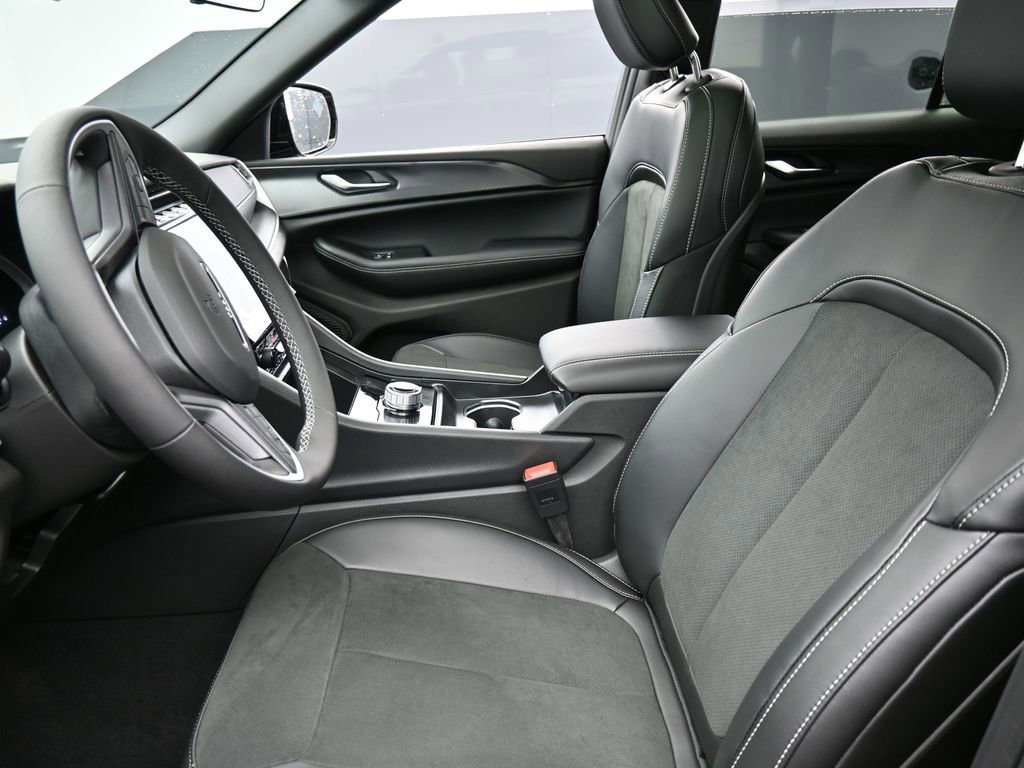 New 2025 Jeep Grand Cherokee Altitude image 11