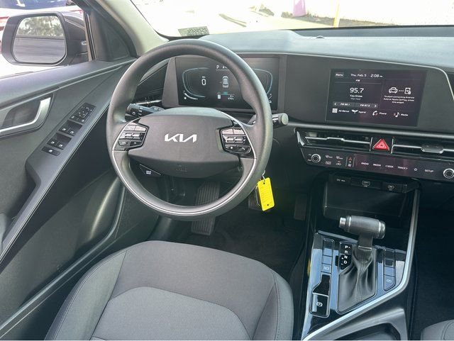 Certified 2025 Kia Niro LX image 12