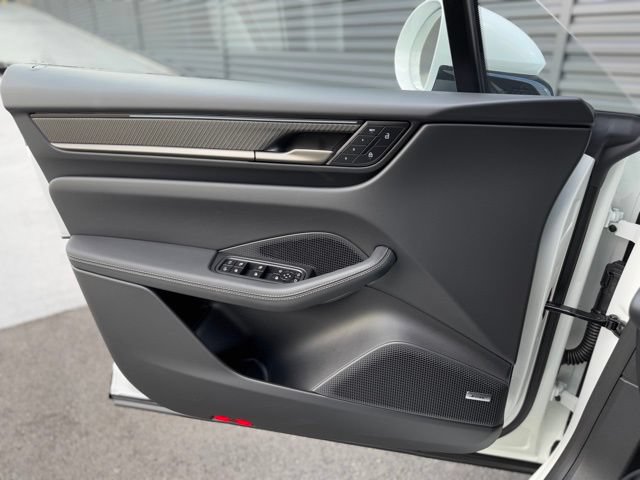 New 2025 Porsche Macan Turbo Electric AWD/4WD image 13