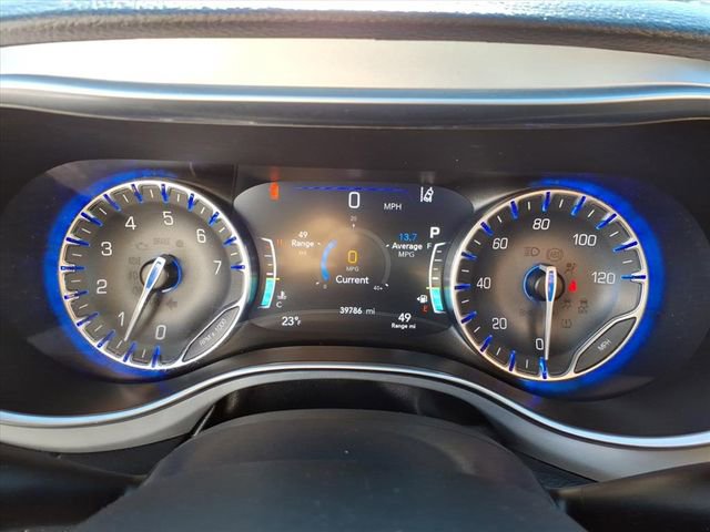Used 2025 Chrysler Pacifica Limited image 10