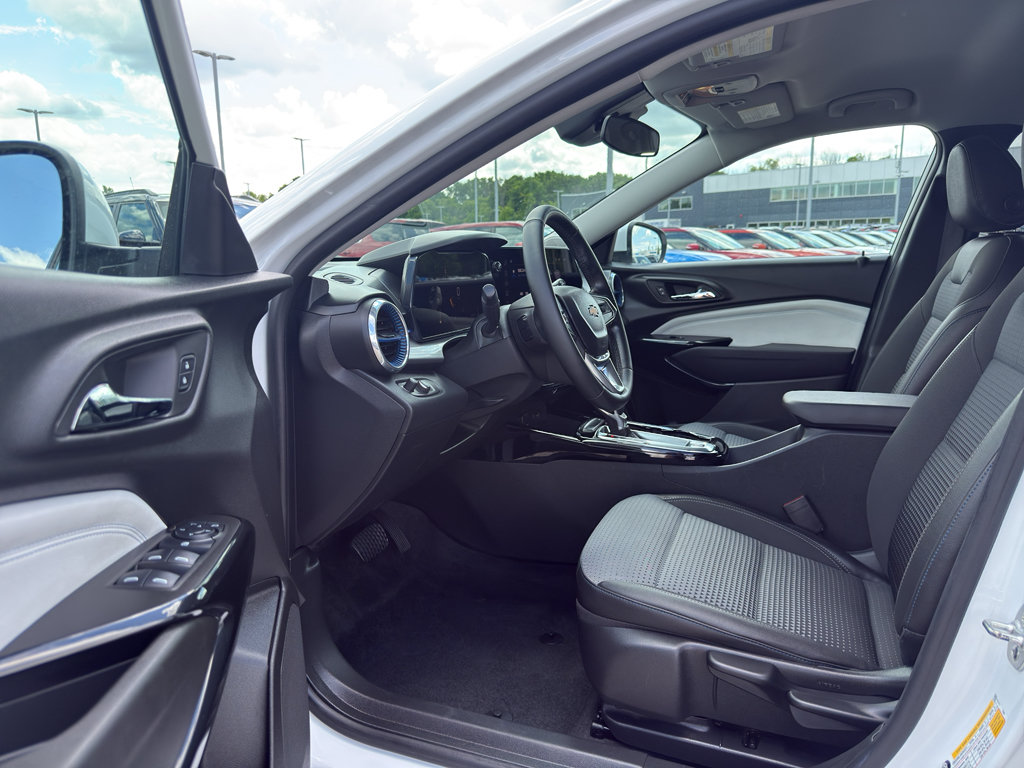 Certified 2024 Chevrolet Trax LT w/ Driver Confidence Package FWD image 11