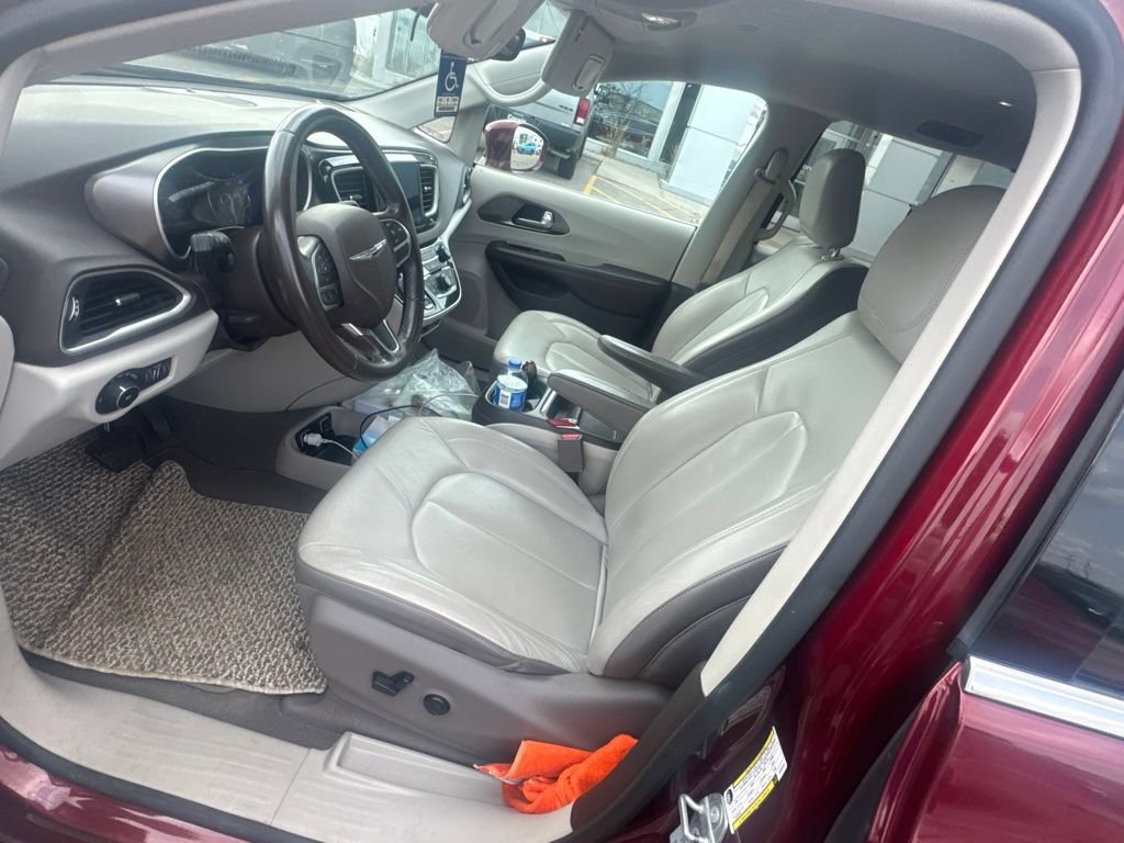 Used 2017 Chrysler Pacifica Touring-L FWD image 9