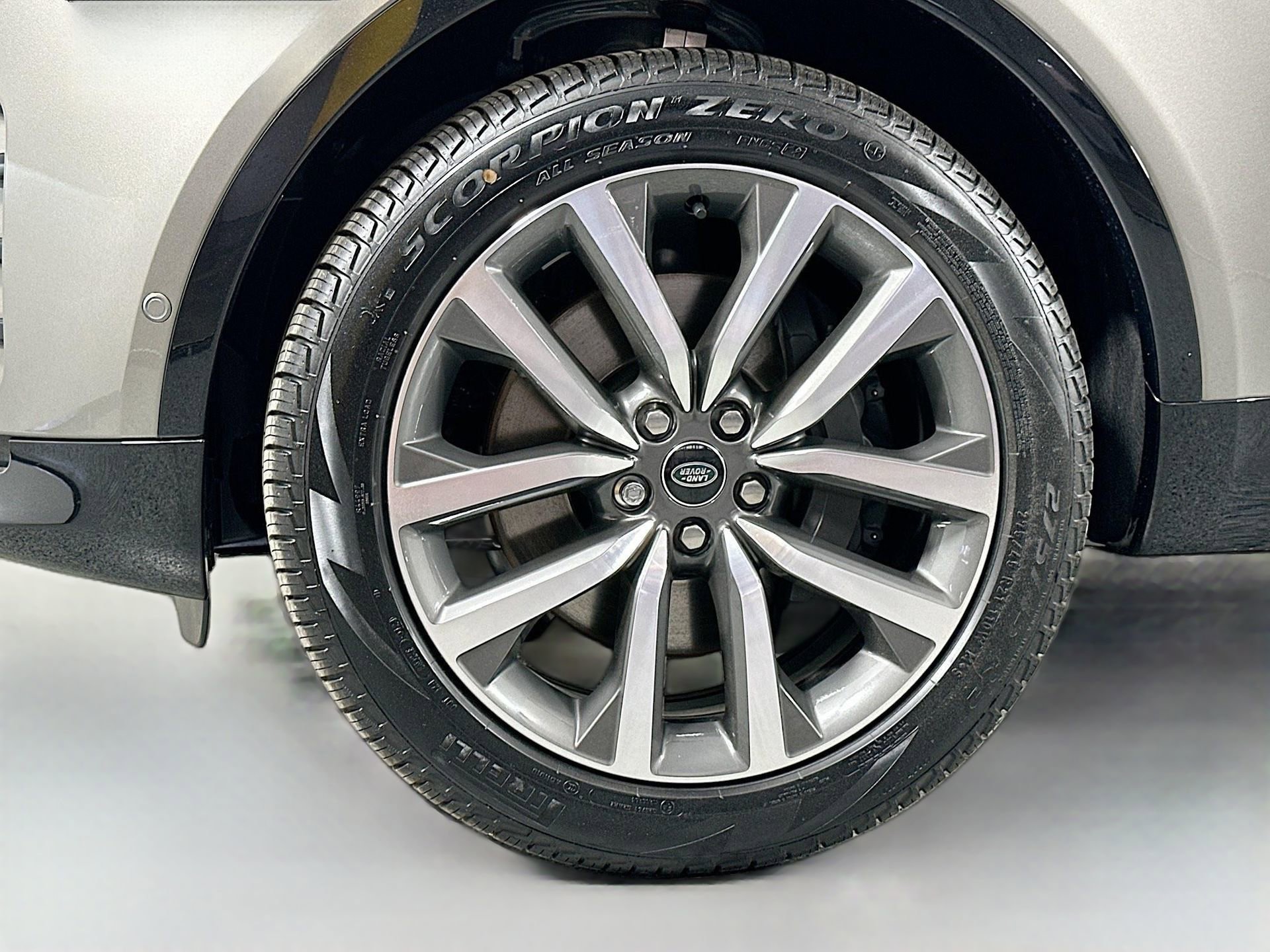 Certified 2024 Land Rover Discovery Dynamic SE image 22