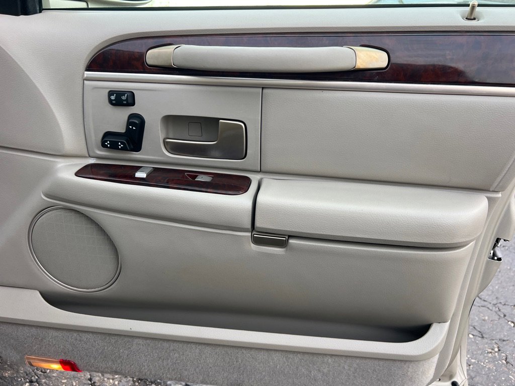 Used 2009 Lincoln Town Car Signature Limited image 17