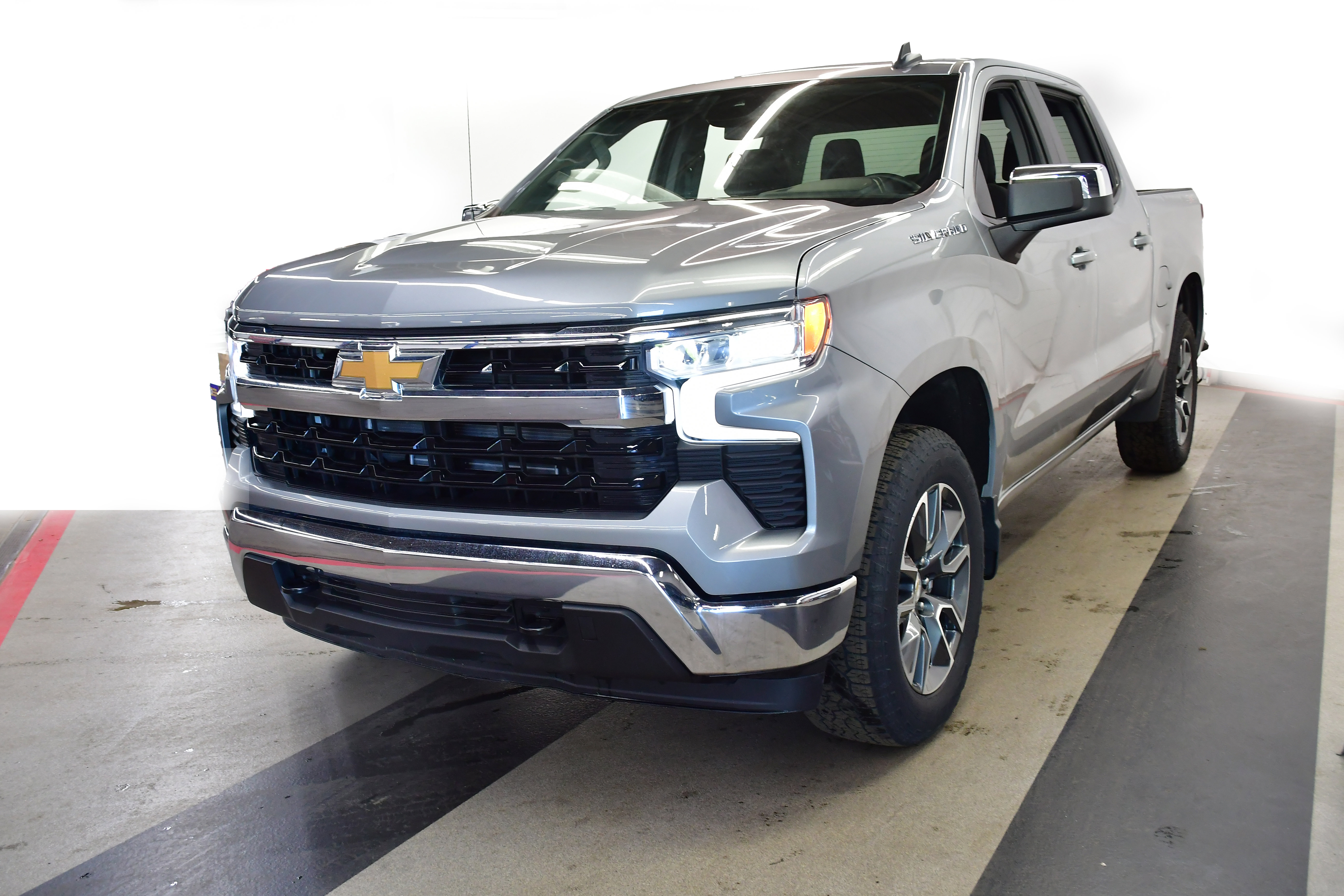 Used 2024 Chevrolet Silverado 1500 LT AWD/4WD image 4