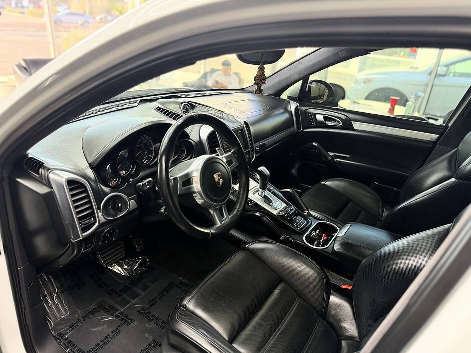 Used 2012 Porsche Cayenne Turbo AWD/4WD image 4