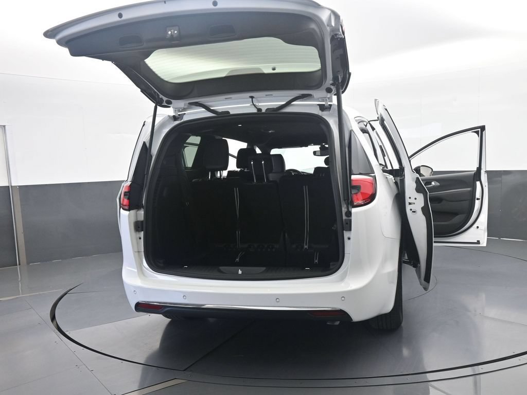 Used 2025 Chrysler Pacifica Select FWD image 69