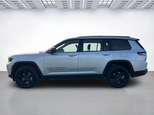 Used 2025 Jeep Grand Cherokee L Limited w/ Black Appearance Package AWD/4WD image 7